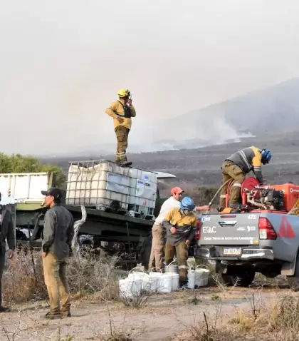 Bomberos trabajan para apagar los incendios en la localidad cordobesa de Capilla del Monte