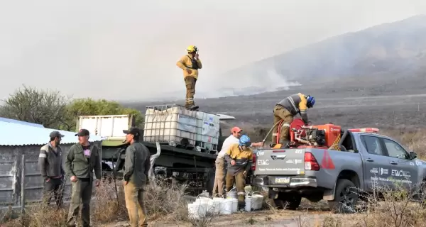 Bomberos trabajan para apagar los incendios en la localidad cordobesa de Capilla del Monte