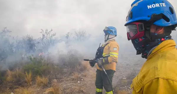 Dos bomberos trabajan en los incendios que afectan a la provincia de C�rdoba