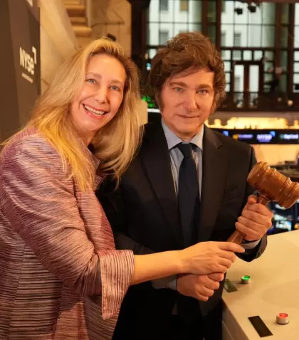 El mandatario junto a la secretaria General de la Presidencia, Karina Milei, antes de dar el campanazo que da inicio a las actividades en Wall Street