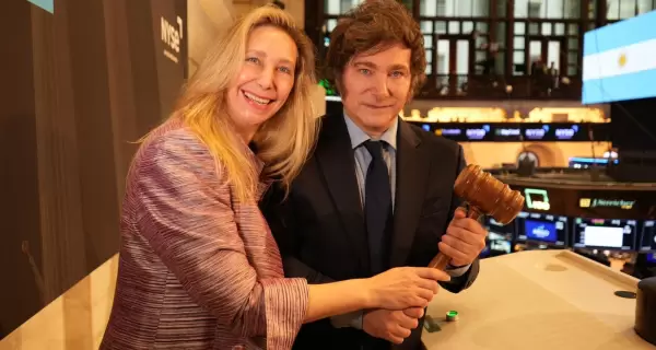 El mandatario junto a la secretaria General de la Presidencia, Karina Milei, antes de dar el campanazo que da inicio a las actividades en Wall Street