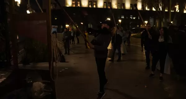 En agosto de 2022, Revoluci�n Federal arroj� antorchas encendidas a la Casa Rosada.