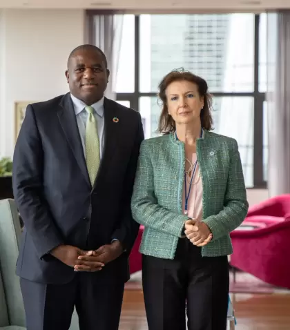 La canciller Diana Mondino junto al secretario de Relaciones Exteriores brit�nico, David Lammy.