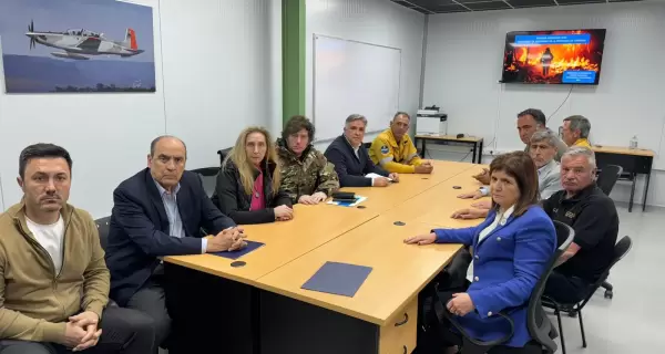 Javier Milei junto a su comitiva y el gobernador Mart�n Llaryora.