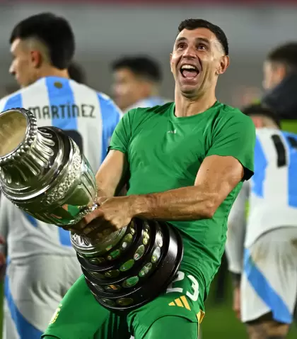 El festejo de Dibu Mart�nez con la Copa Am�rica tras el partido ante Chile por Eliminatorias, uno de los motivos de la sanci�n de la FIFA