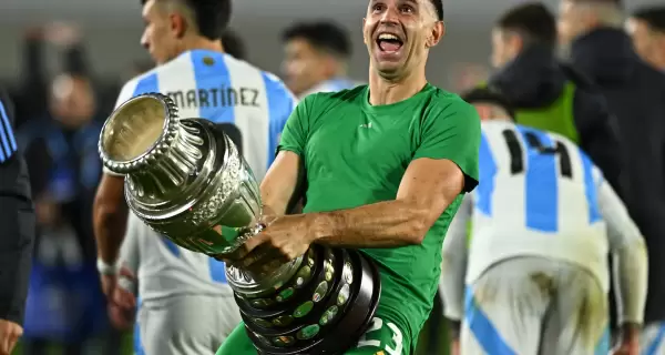 El festejo de Dibu Martnez con la Copa Amrica tras el partido ante Chile por Eliminatorias, uno de los motivos de la sancin de la FIFA