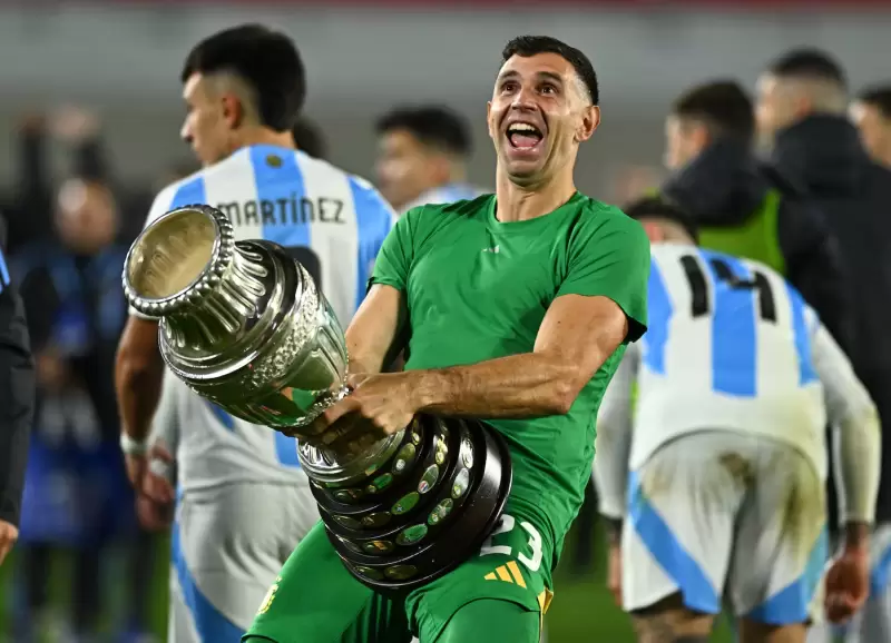 El festejo de Dibu Martnez con la Copa Amrica tras el partido ante Chile por Eliminatorias, uno de los motivos de la sancin de la FIFA