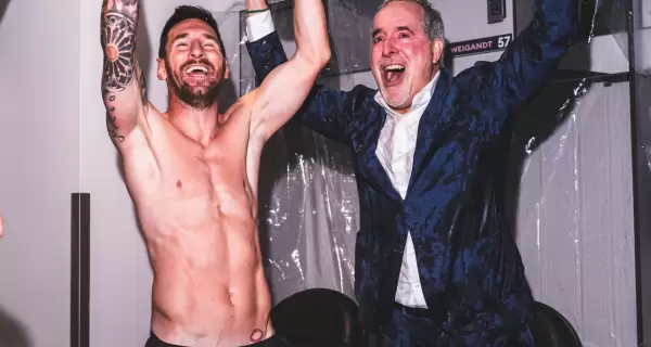 Messi celebra el ttulo junto al empresario Jorge Mas Santos, dueo del club