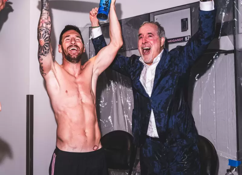 Messi celebra el ttulo junto al empresario Jorge Mas Santos, dueo del club