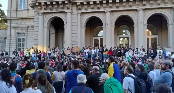 La asamblea que llev adelante ayer el personal del Hospital Laura Bonaparte en rechazo al posible cierre de la institucin