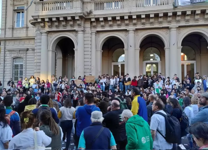 La asamblea que llev adelante ayer el personal del Hospital Laura Bonaparte en rechazo al posible cierre de la institucin