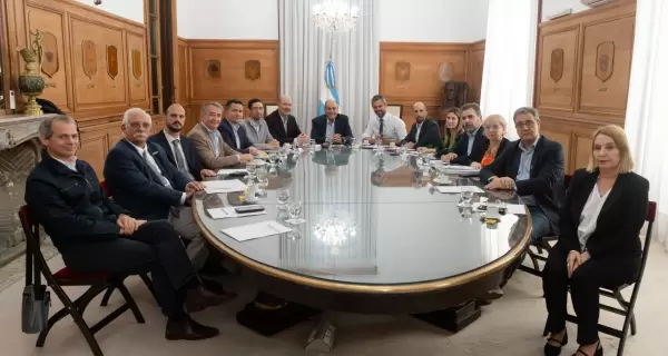 Una de las reuniones semanales de diputados del PRO, MID y LLA con Francos, Caputo y Sturzenegger.