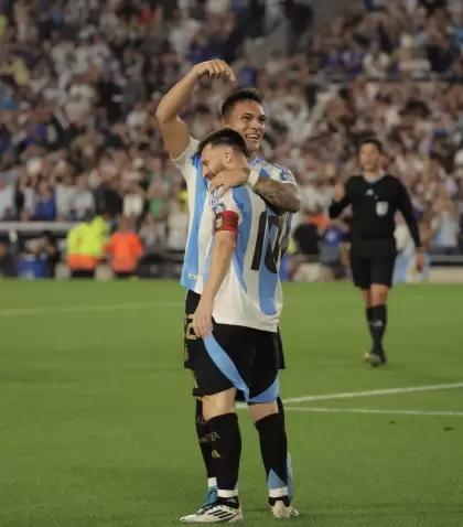 Lautaro Mart�nez y Lionel Messi