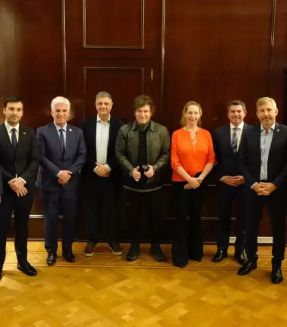 En el medio, el presidente Javier Milei, junto a los gobernadores del PRO, Karina Milei, Guillermo Francos y Lisandro Catal�n