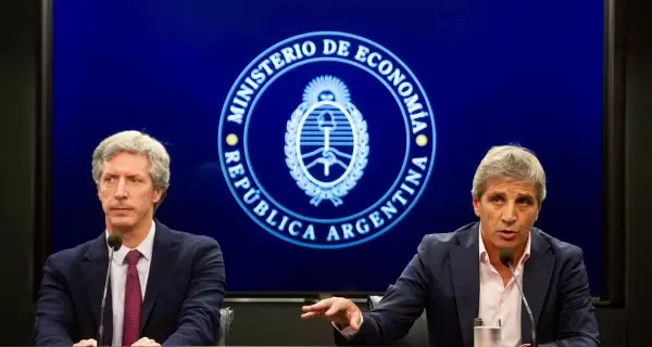 El presidente del Banco Central, Santiago Bausili, y el ministro de Econom�a, Luis Caputo.