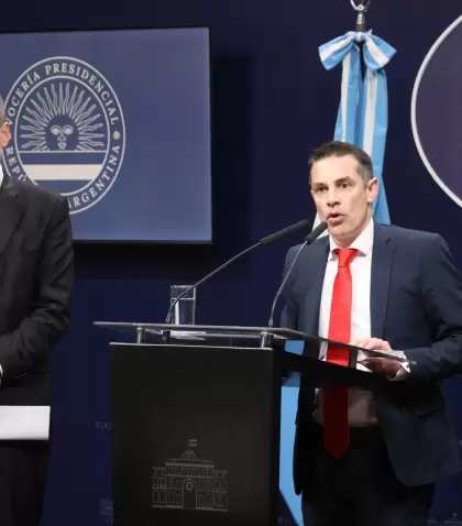 El vocero presidencial, Manuel Adorni, y el secretario de Justicia, Sebastipan Amerio, durante el anuncio del env�o de pliegos.