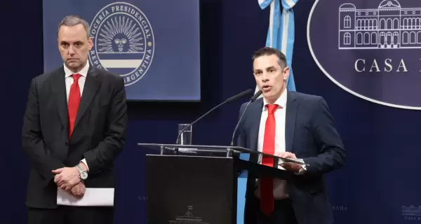 El vocero presidencial, Manuel Adorni, y el secretario de Justicia, Sebastipan Amerio, durante el anuncio del env�o de pliegos.