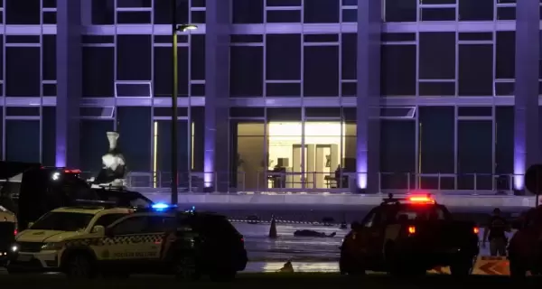 El cuerpo del atacante en la plaza