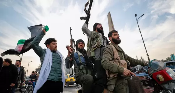 Rebeldes celebran y flamean la bandera de la oposici�n a al-Assad