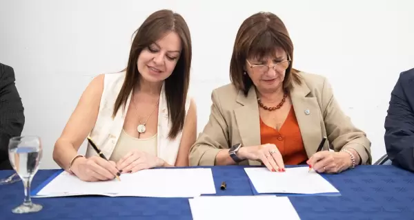 Patricia Bullrich y Sandra Pettovelo