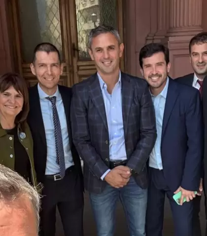 Los radicales "peluca" en Casa Rosada junto a Patricia Bullrich y Mart�n Menem.