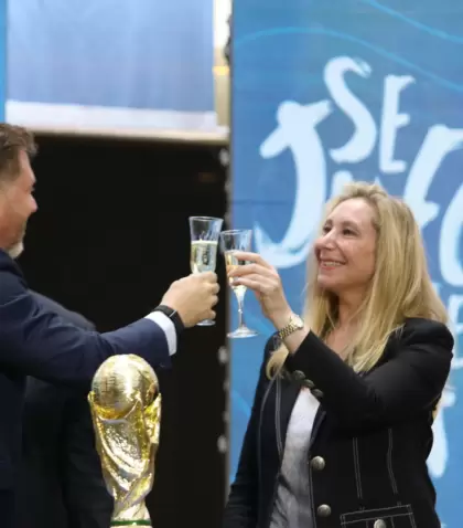 El presidente de la Conmebol, Alejandro Dom�nguez, brinda con la secretaria General de la Presidencia, Karina Milei, en un acto oficial.