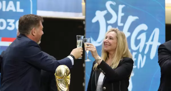 El presidente de la Conmebol, Alejandro Dom�nguez, brinda con la secretaria General de la Presidencia, Karina Milei, en un acto oficial.