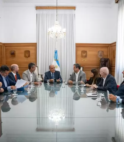 En el centro, Guillermo Francos, con los jefes de bloque Cristian Ritondo (PRO), Rodrigo De Loredo (UCR), Oscar Zago (MID) y Gabriel Bornoroni (LLA).