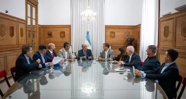 En el centro, Guillermo Francos, con los jefes de bloque Cristian Ritondo (PRO), Rodrigo De Loredo (UCR), Oscar Zago (MID) y Gabriel Bornoroni (LLA).