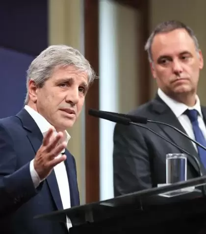 El ministro de Econom�a, Luis Caputo, y el vocero presidencial, Manuel Adorni.