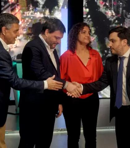 A la izquierda, Jorge Macri y a la derecha, Ramiro Marra, durante el debate entre candidatos por la jefatura de Gobierno de la Ciudad, en 2023.