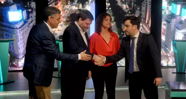 A la izquierda, Jorge Macri y a la derecha, Ramiro Marra, durante el debate entre candidatos por la jefatura de Gobierno de la Ciudad, en 2023.