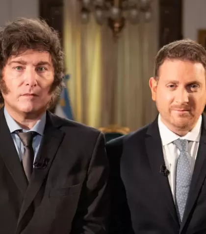 El presidente Javier Milei y el periodista Jonatan Viale, en 2024.