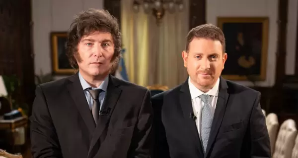 El presidente Javier Milei y el periodista Jonatan Viale, en 2024.