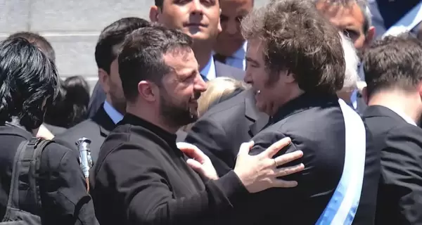 Javier Milei el d�a de su asunci�n presidencial junto a Volod�mir Zelenski.