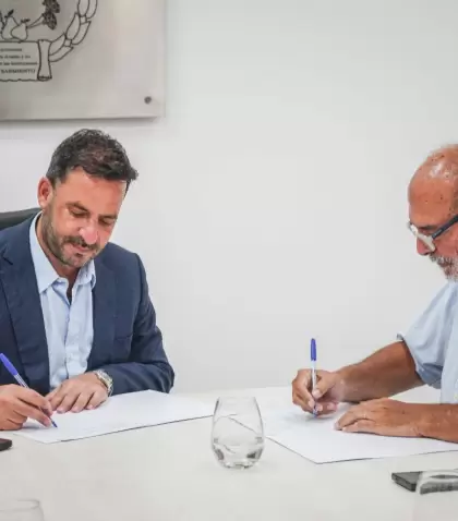 Ariel Sujarchuk en la firma del acuerdo.
