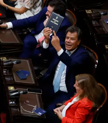 El diputado radical Facundo Manes le muestra una Constituci�n a Milei durante su discurso en la Apertura de Sesiones Legislativas.
