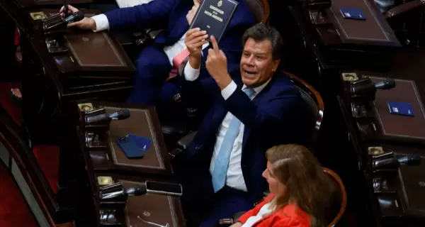 El diputado radical Facundo Manes le muestra una Constituci�n a Milei durante su discurso en la Apertura de Sesiones Legislativas.