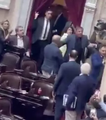 El cruce entre Oscar Zago y Lisandro Almir�n.
