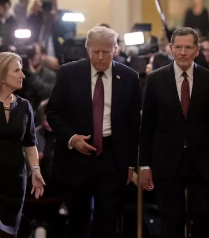 En el centro, el presidente de Estados Unidos, Donald Trump, en enero.
