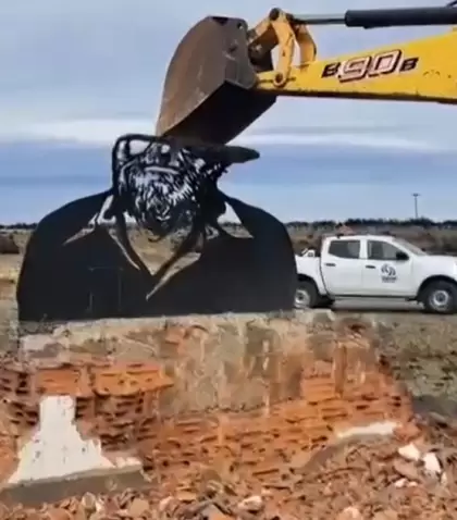 El momento en el que una retroexcavadora destruye el monumento a Osvaldo Bayer en Santa Cruz.