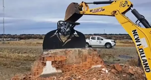 El momento en el que una retroexcavadora destruye el monumento a Osvaldo Bayer en Santa Cruz.