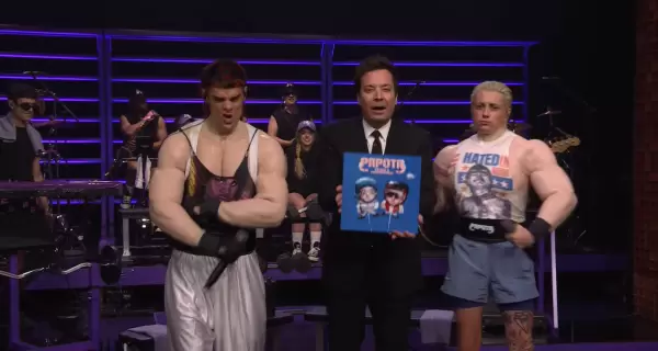 CA7RIEL & Paco Amoroso junto a Jimmy Fallon.