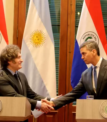 El presidente Javier Milei y su par paraguayo, Santiago Pe�a.
