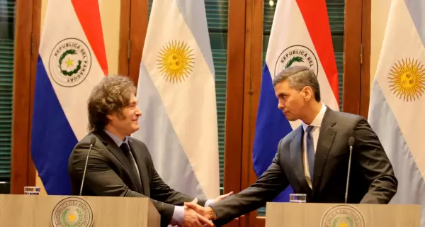 El presidente Javier Milei y su par paraguayo, Santiago Pe�a.