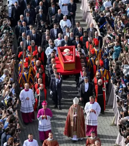 El f�retro abierto del papa Francisco