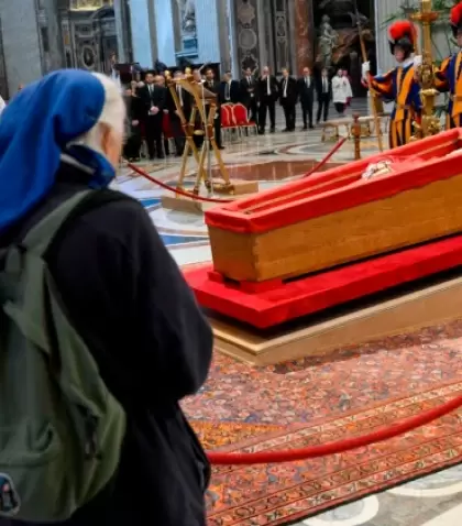 Genevi�ve Jeanningros, monja franco-argentina de la Congregaci�n de las Hermanitas de Jes�s, se despidi� del papa Francisco.
