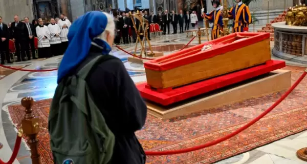 Genevi�ve Jeanningros, monja franco-argentina de la Congregaci�n de las Hermanitas de Jes�s, se despidi� del papa Francisco.