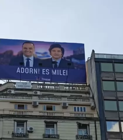 Uno de los afiches de campa�a del Gobierno para la candidatura porte�a de Manuel Adorni.