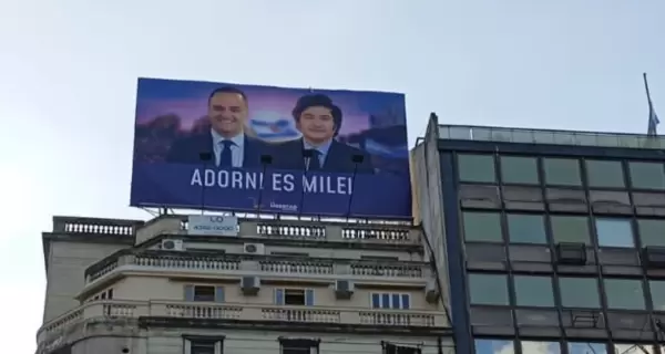 Uno de los afiches de campa�a del Gobierno para la candidatura porte�a de Manuel Adorni.